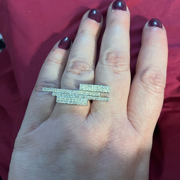 SWAROVSKI ring. Size 8. Silver tone. Crystals. Stunning, bold ring. - Picture 6 of 6